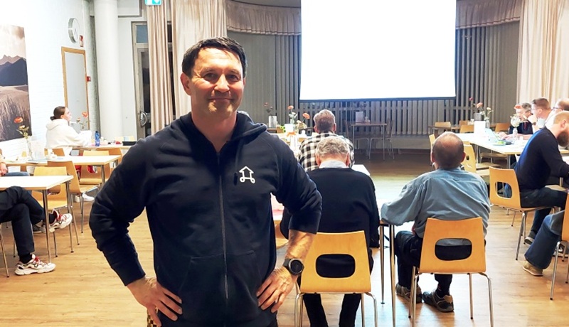 OVV:n tj Marko Kaarto kertomassa asuntosijoittamisen mahdollisuuksista Keski-Uudenmaan Osakesäästäjille Keravalla. Kuva: Henri Elo.